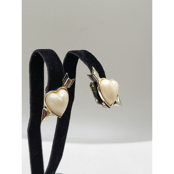 Vintage Heart w/ Arrow Clip Earrings Gold Tone Cream Enamel - Picture 3 of 8